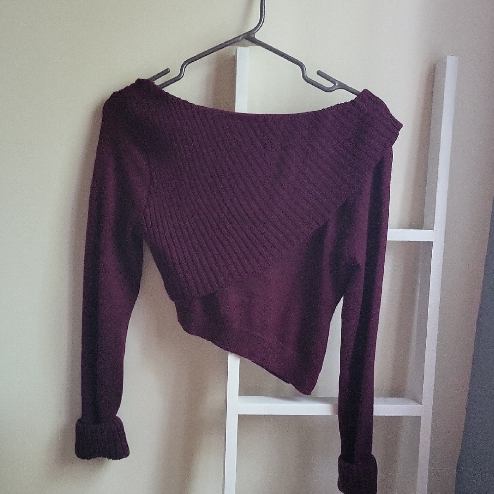 Asymetrical Cropped Burgundy Sweater - Picture 3 of 7